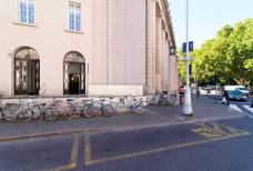 Stazione di Bolzano: Rampa di accesso entrata posteggio dei taxi